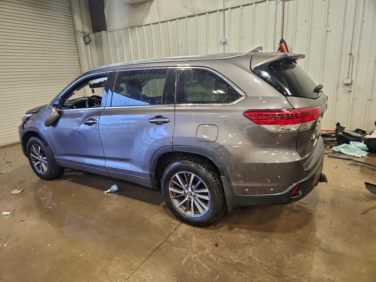 2017 TOYOTA HIGHLANDER SE photo 4