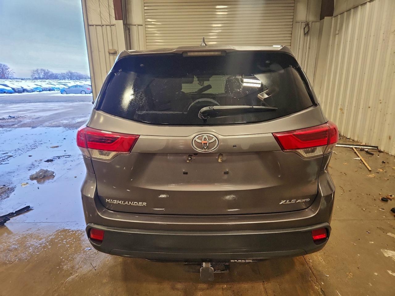 2017 TOYOTA HIGHLANDER SE photo 16