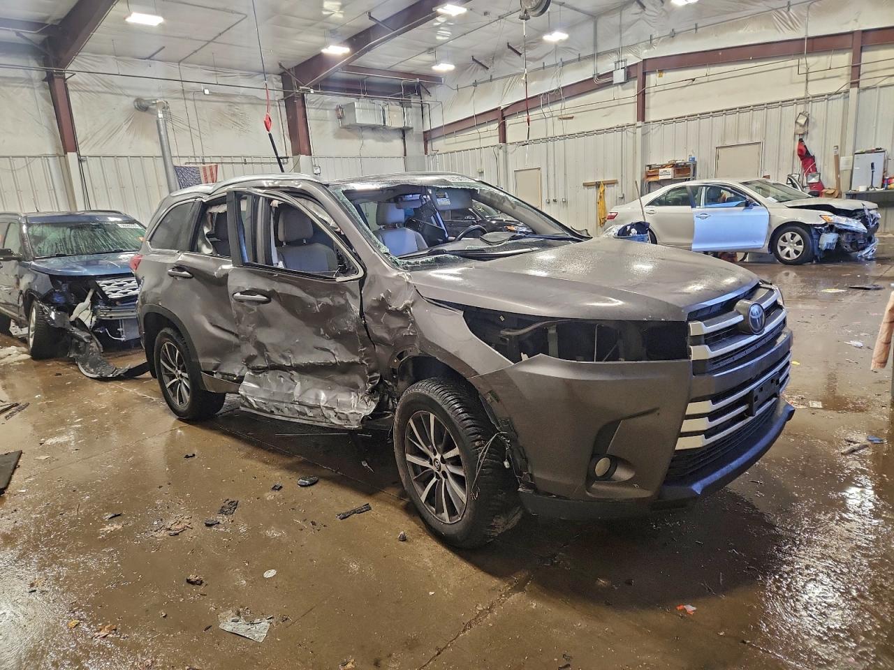 2017 TOYOTA HIGHLANDER SE photo 10