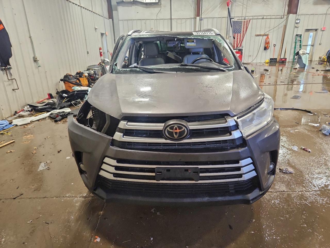 2017 TOYOTA HIGHLANDER SE photo 13