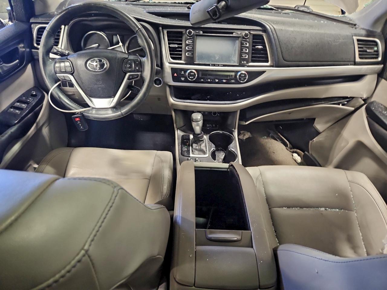 2017 TOYOTA HIGHLANDER SE photo 22