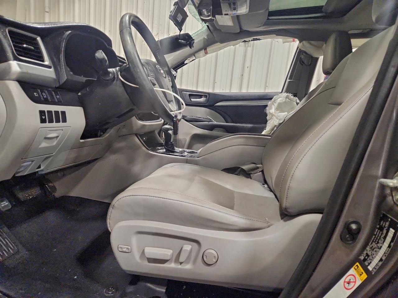 2017 TOYOTA HIGHLANDER SE photo 19