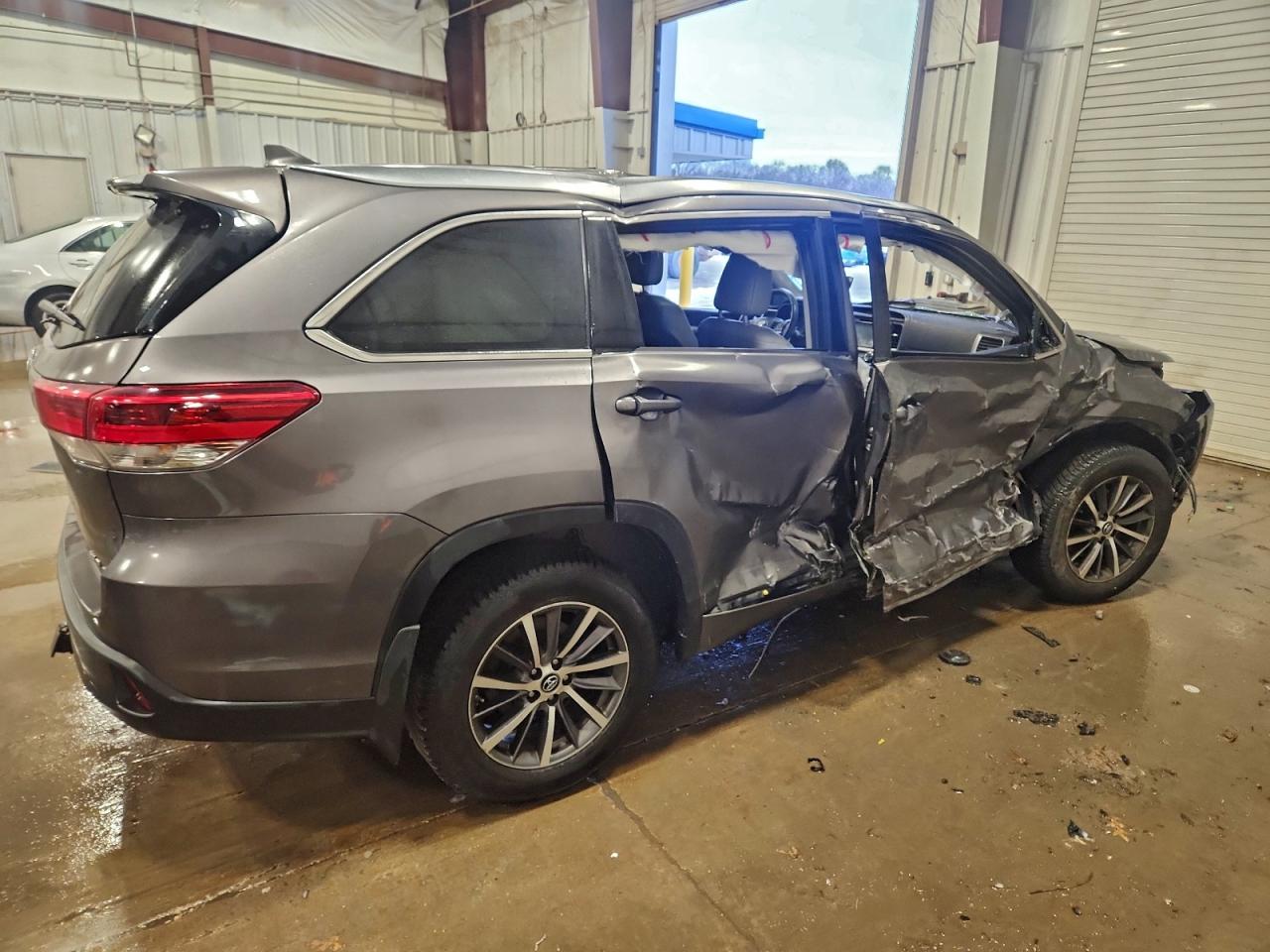 2017 TOYOTA HIGHLANDER SE photo 7