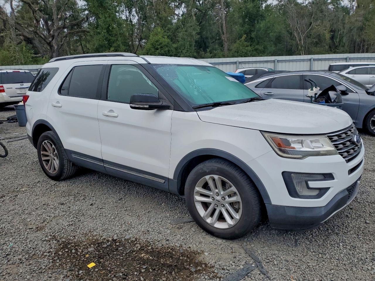 2017 FORD EXPLORER XLT photo 4
