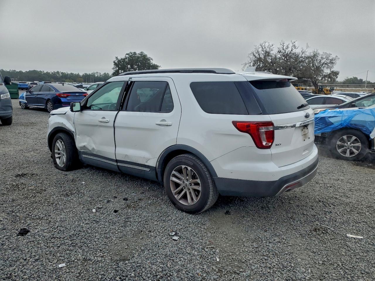 2017 FORD EXPLORER XLT photo 2