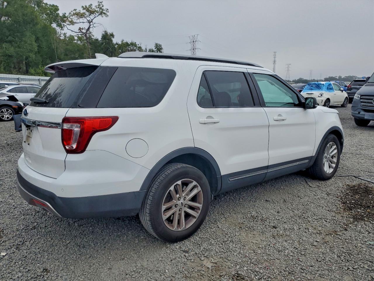 2017 FORD EXPLORER XLT photo 3