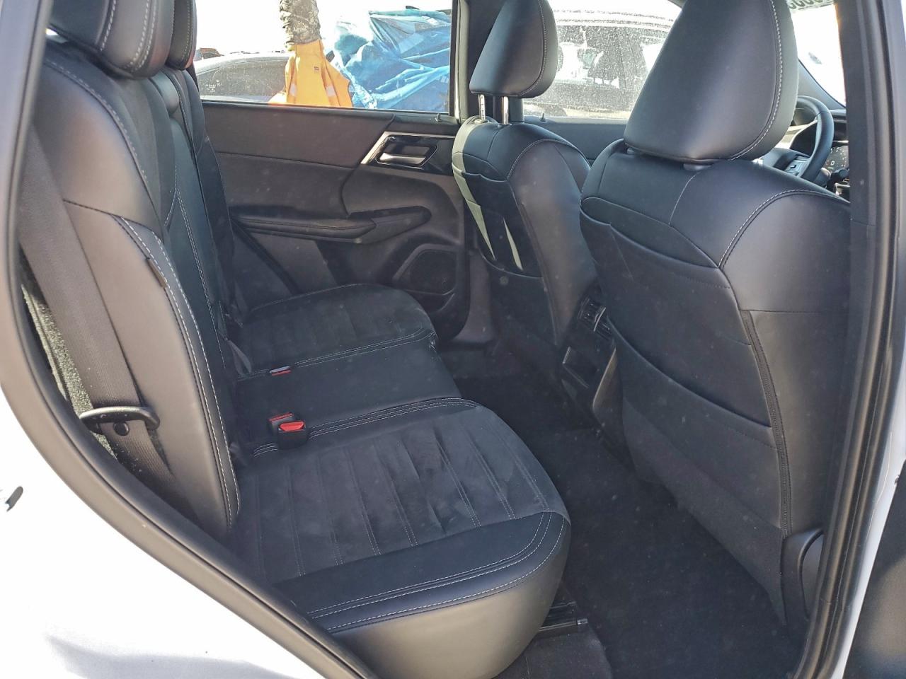 2024 MITSUBISHI OUTLANDER SE photo 11