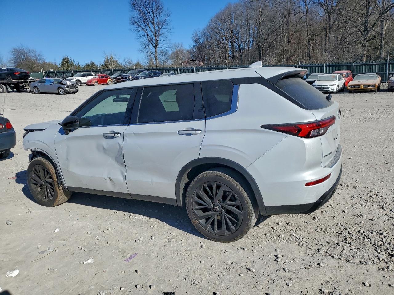 2024 MITSUBISHI OUTLANDER SE photo 2