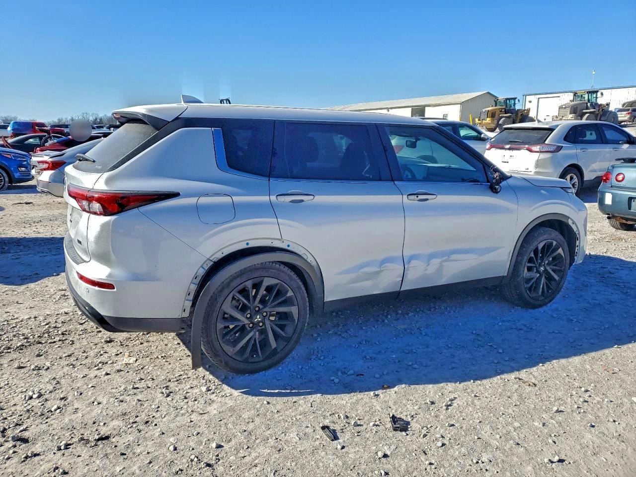 2024 MITSUBISHI OUTLANDER SE photo 3
