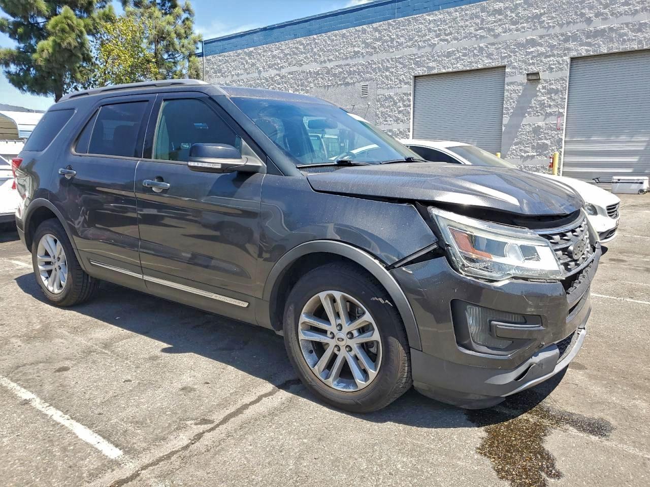 2016 FORD EXPLORER XLT photo 4