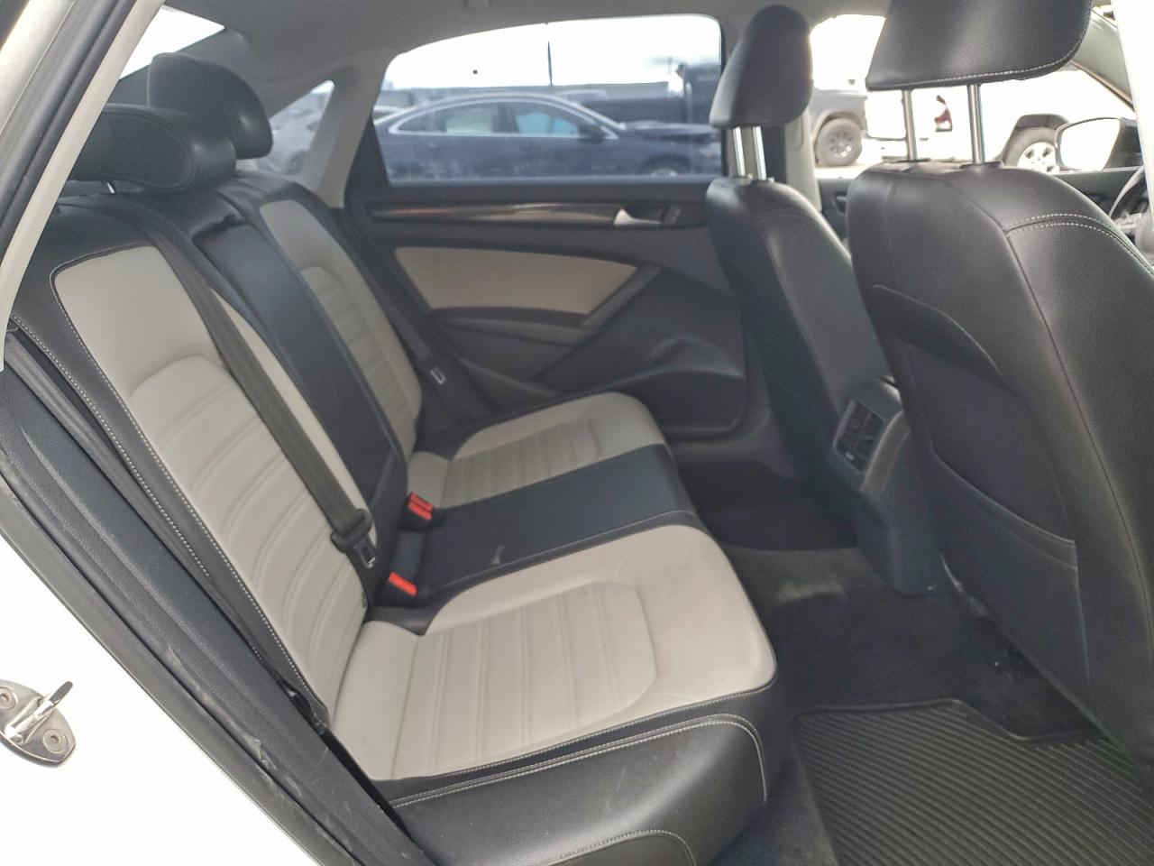2015 VOLKSWAGEN PASSAT SE photo 10