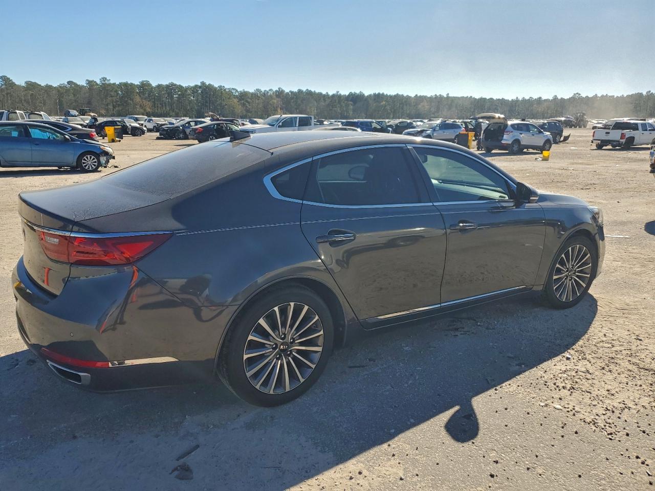 2017 KIA CADENZA PREMIUM photo 3