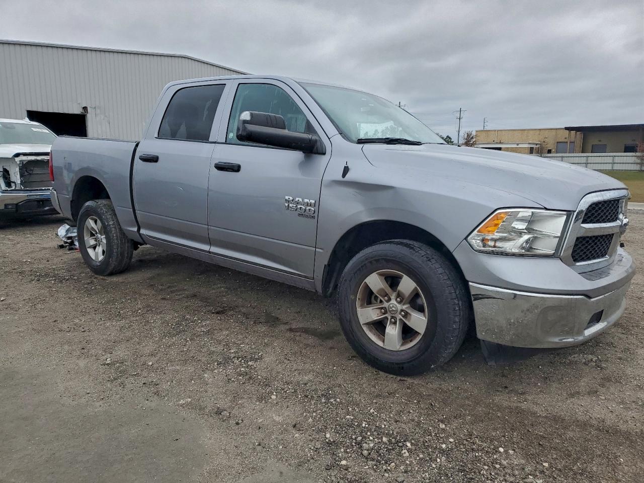 2023 RAM 1500 CLASSIC SLT photo 4