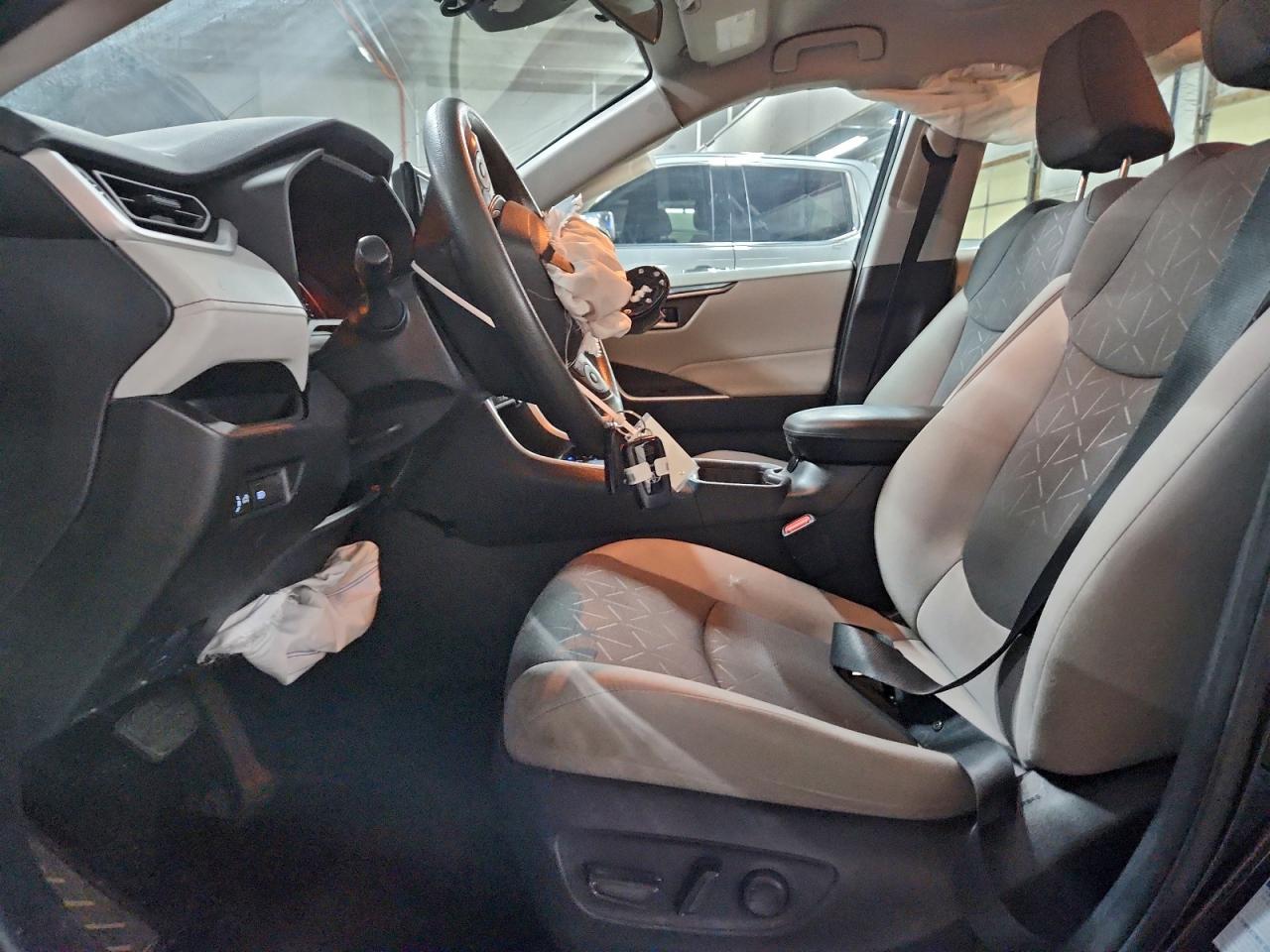 2021 TOYOTA RAV4 XLE photo 7