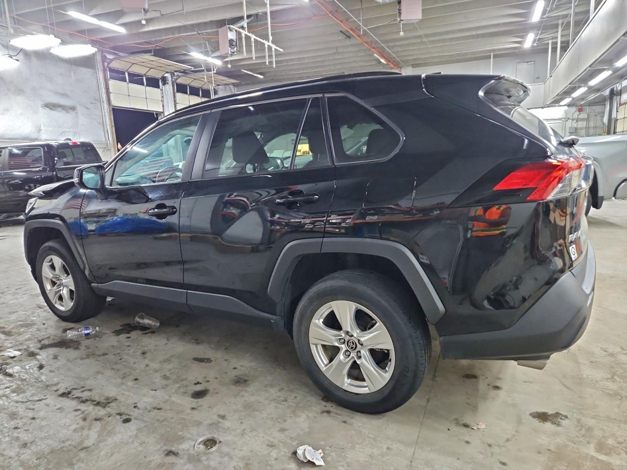 2021 TOYOTA RAV4 XLE photo 2