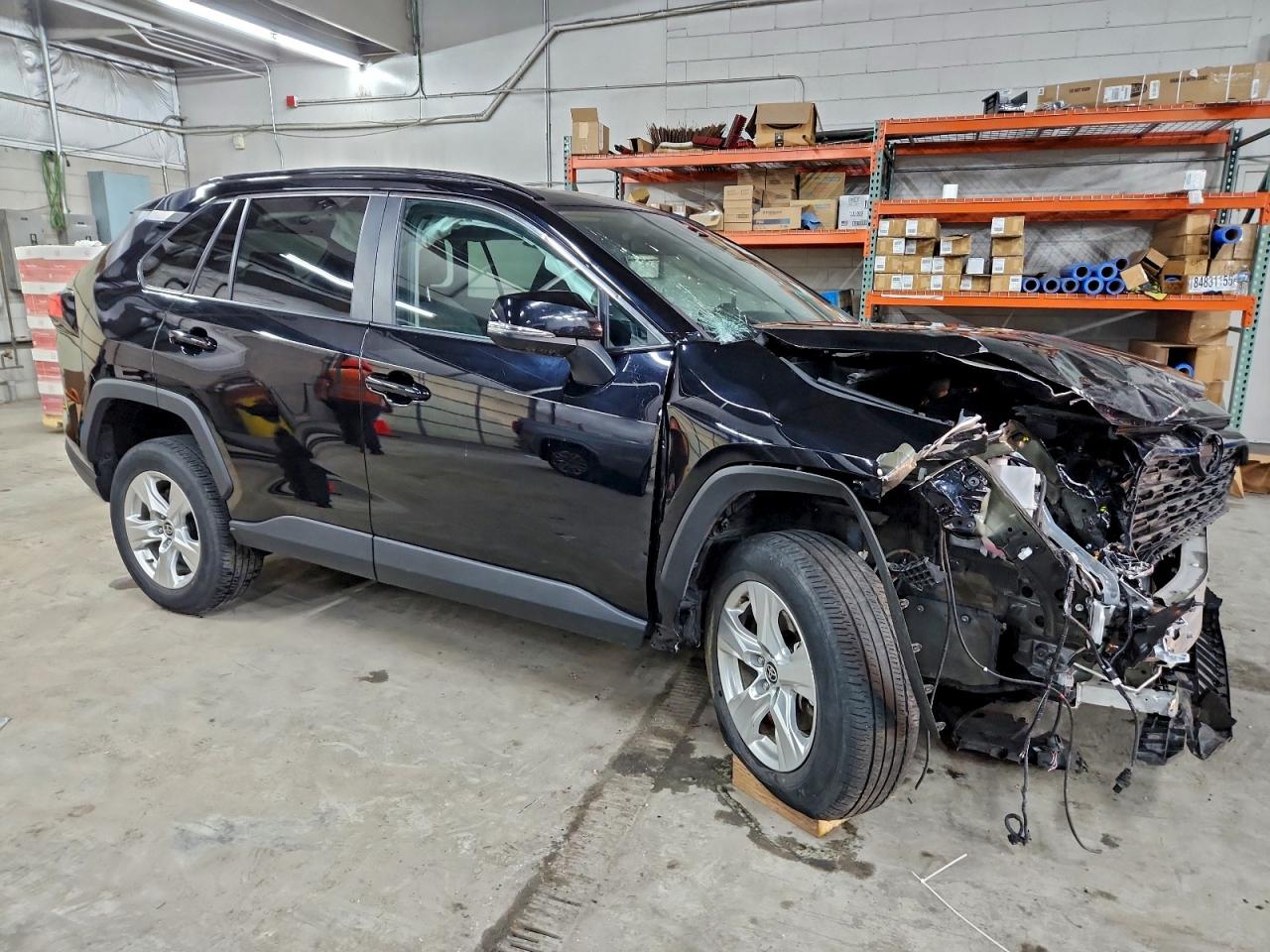 2021 TOYOTA RAV4 XLE photo 4