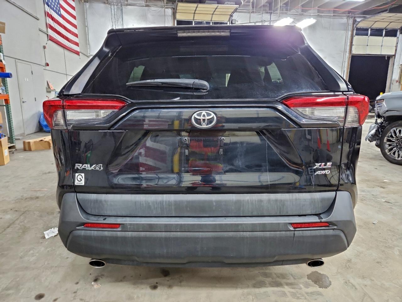 2021 TOYOTA RAV4 XLE photo 6