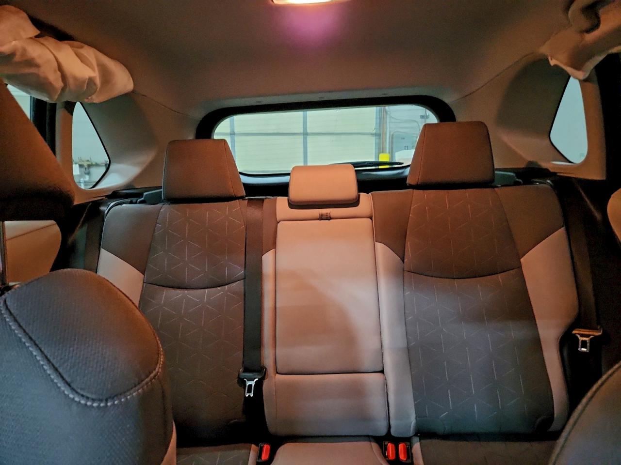 2021 TOYOTA RAV4 XLE photo 10