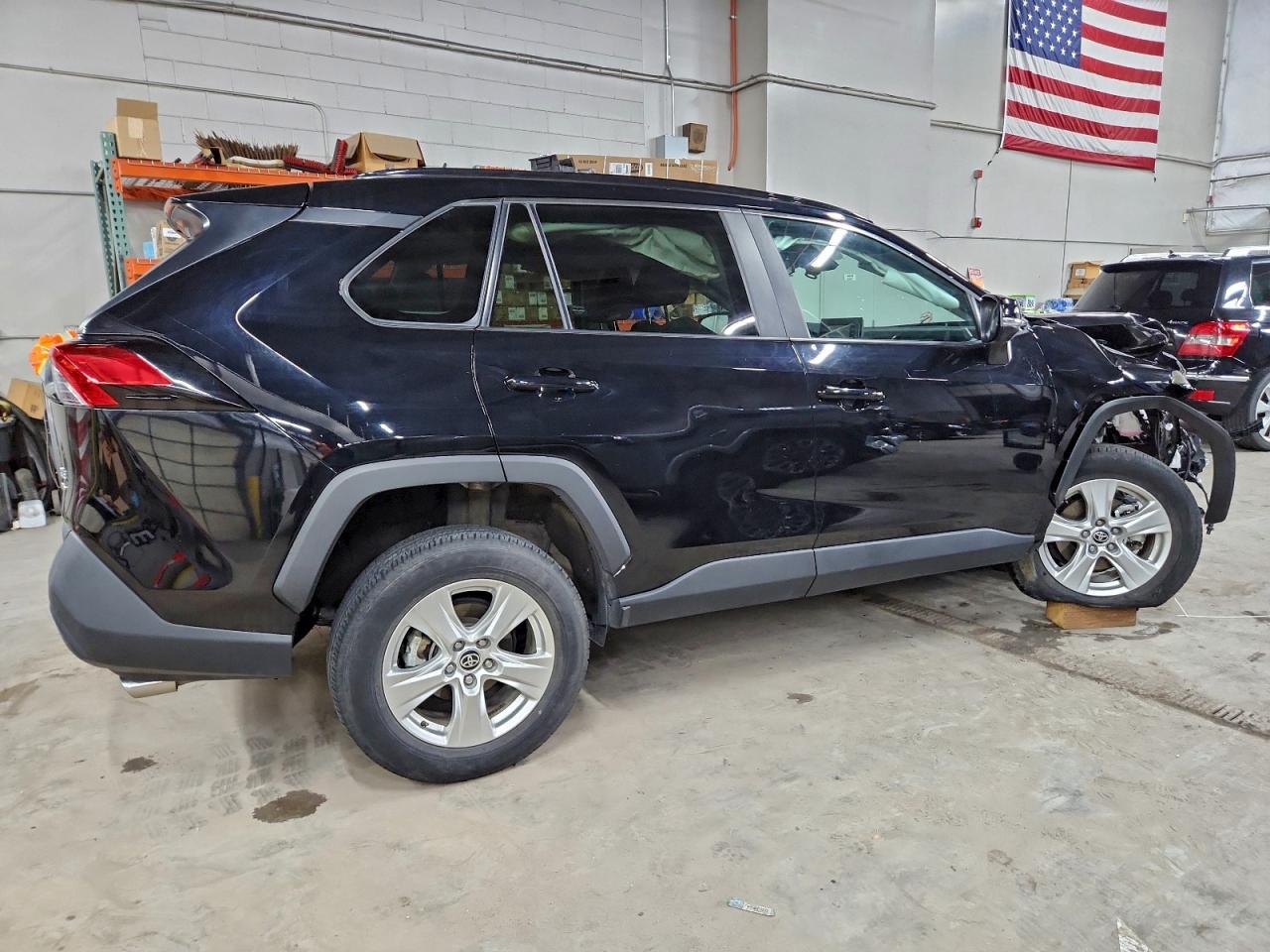 2021 TOYOTA RAV4 XLE photo 3