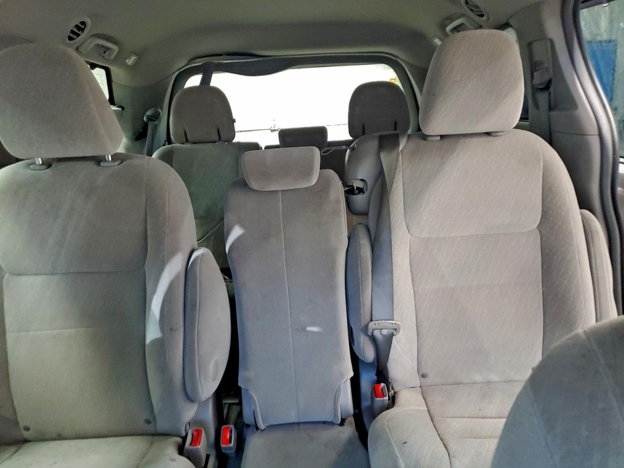 2017 TOYOTA SIENNA LE photo 10