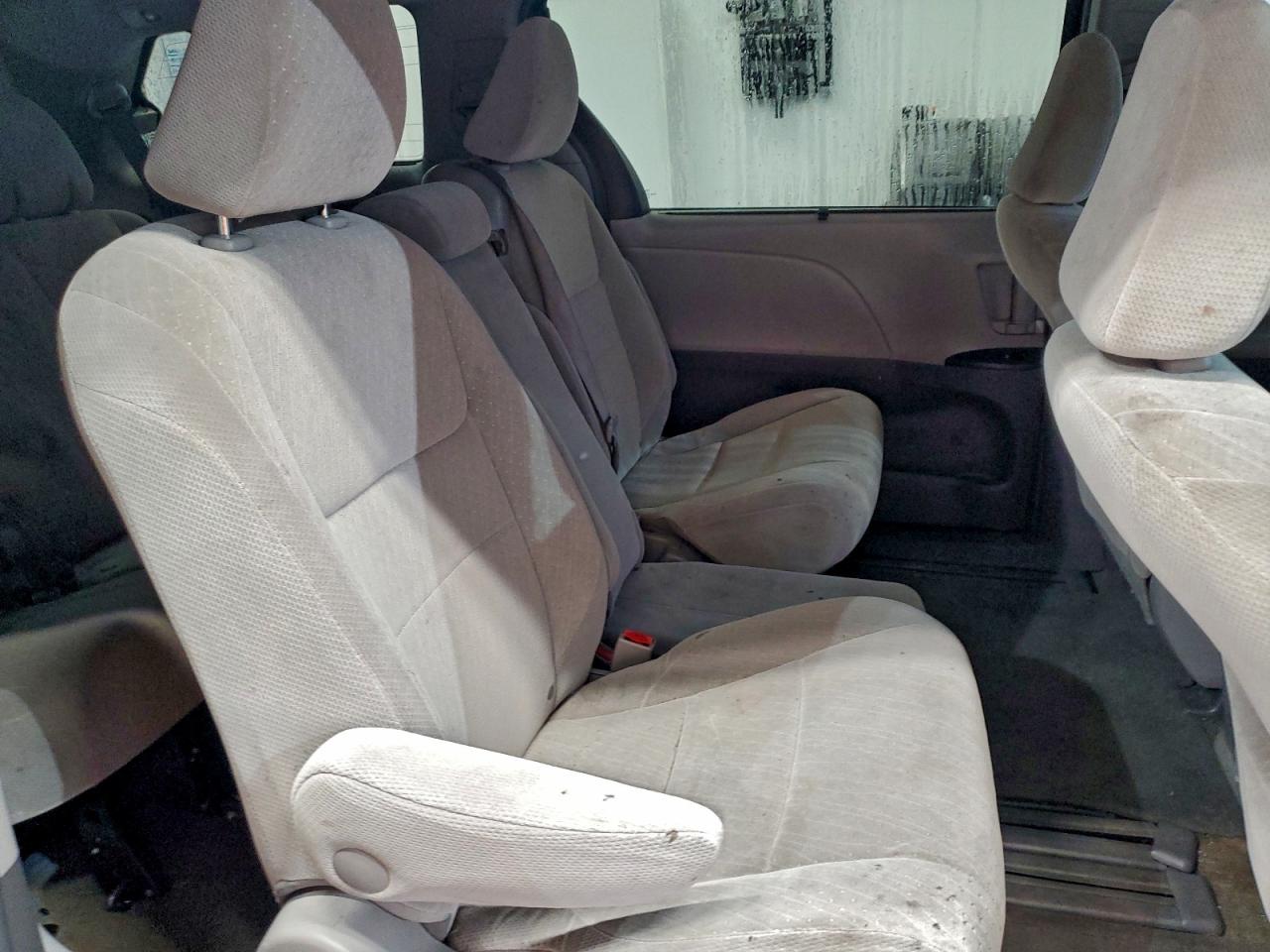 2017 TOYOTA SIENNA LE photo 11