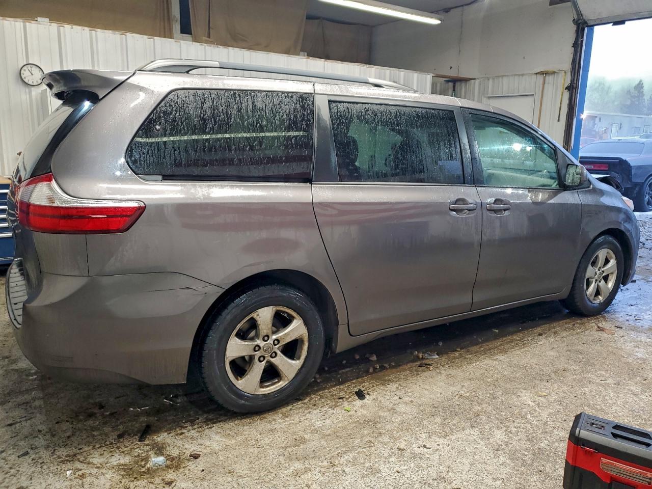 2017 TOYOTA SIENNA LE photo 3