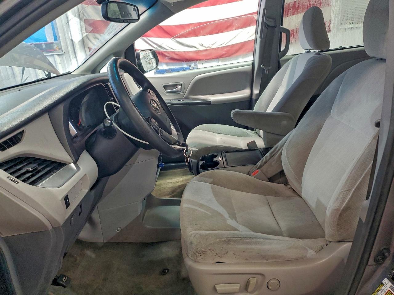 2017 TOYOTA SIENNA LE photo 7