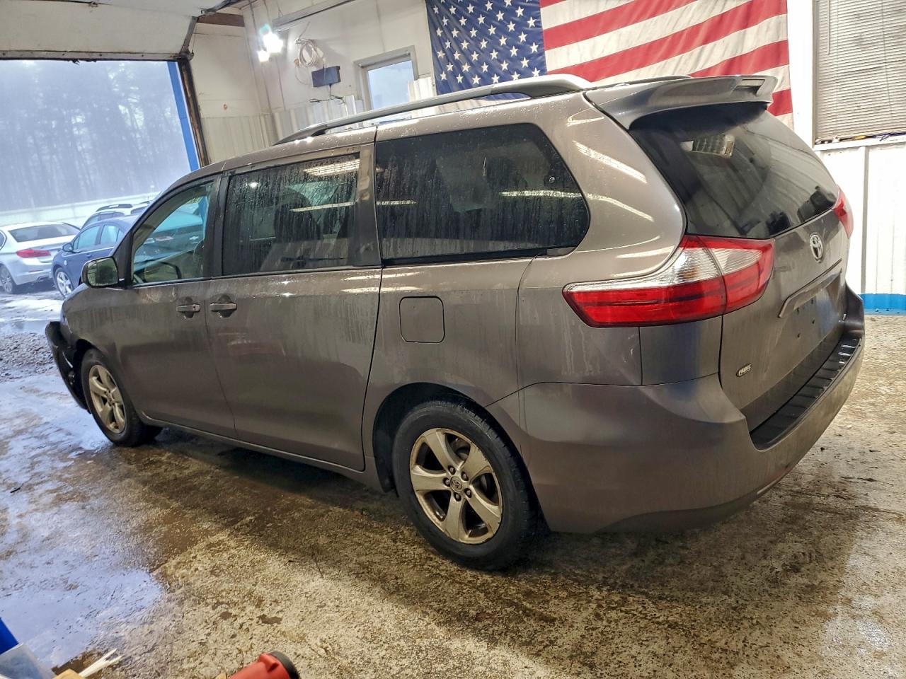2017 TOYOTA SIENNA LE photo 2