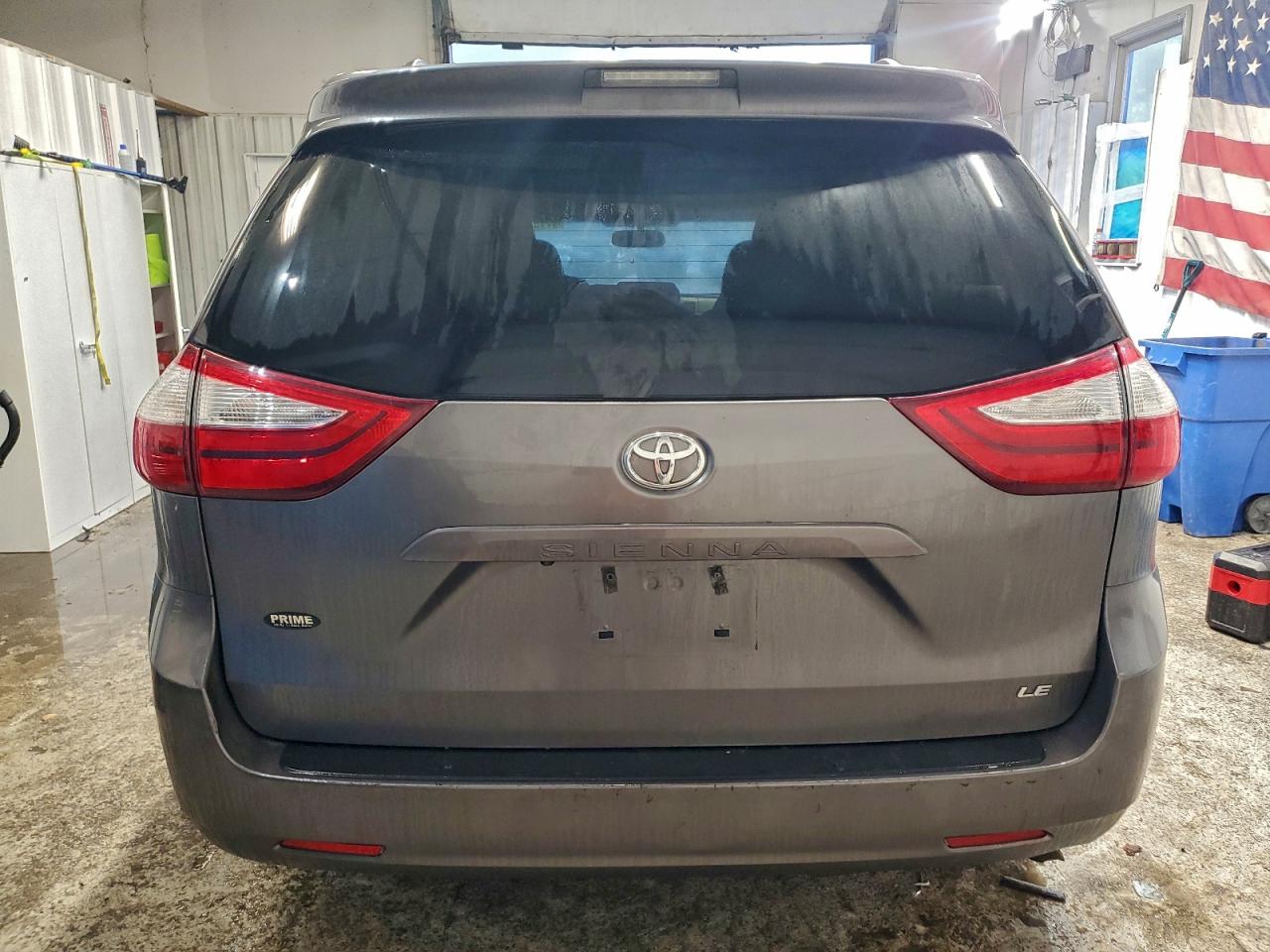 2017 TOYOTA SIENNA LE photo 6