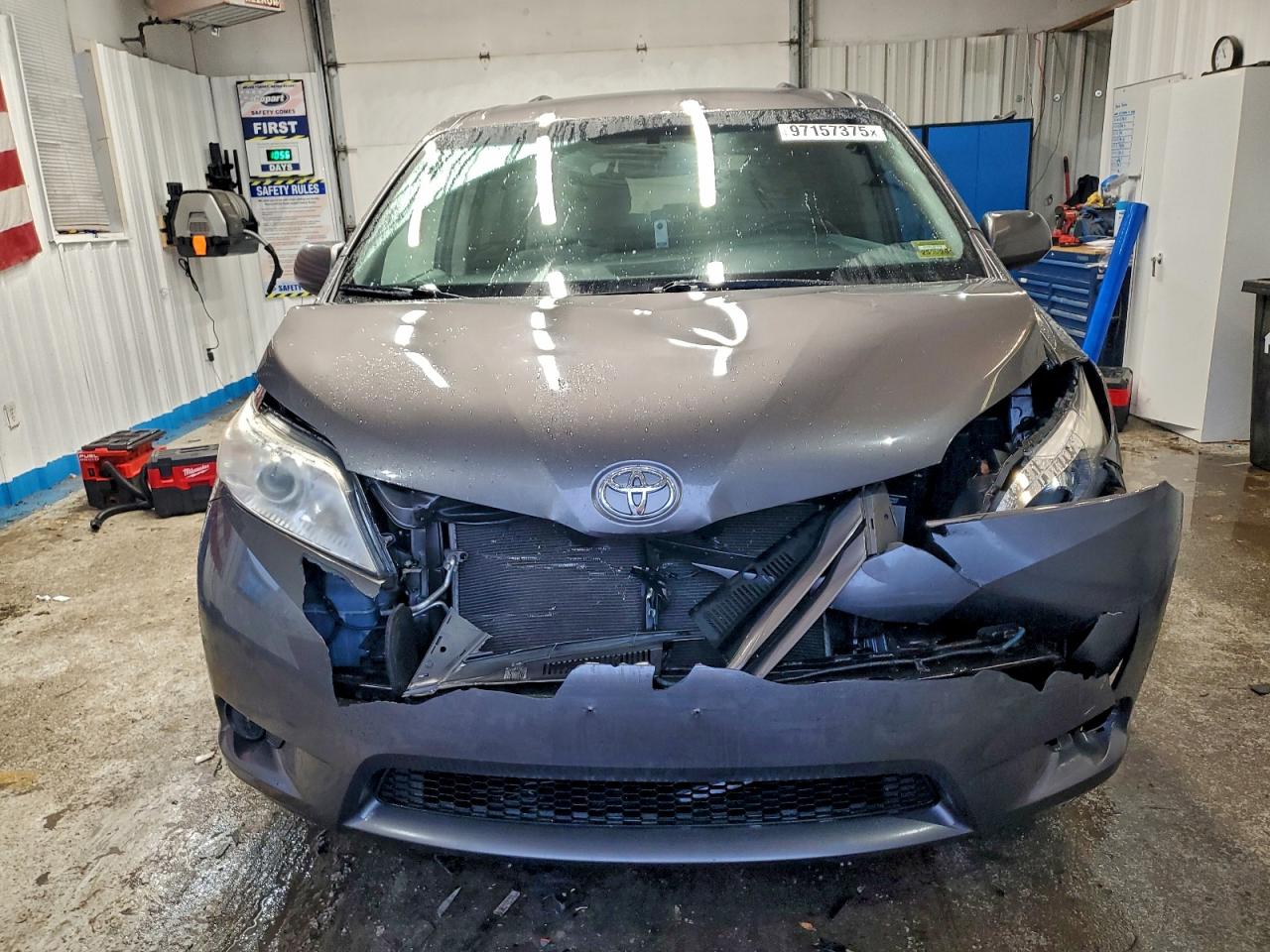 2017 TOYOTA SIENNA LE photo 5
