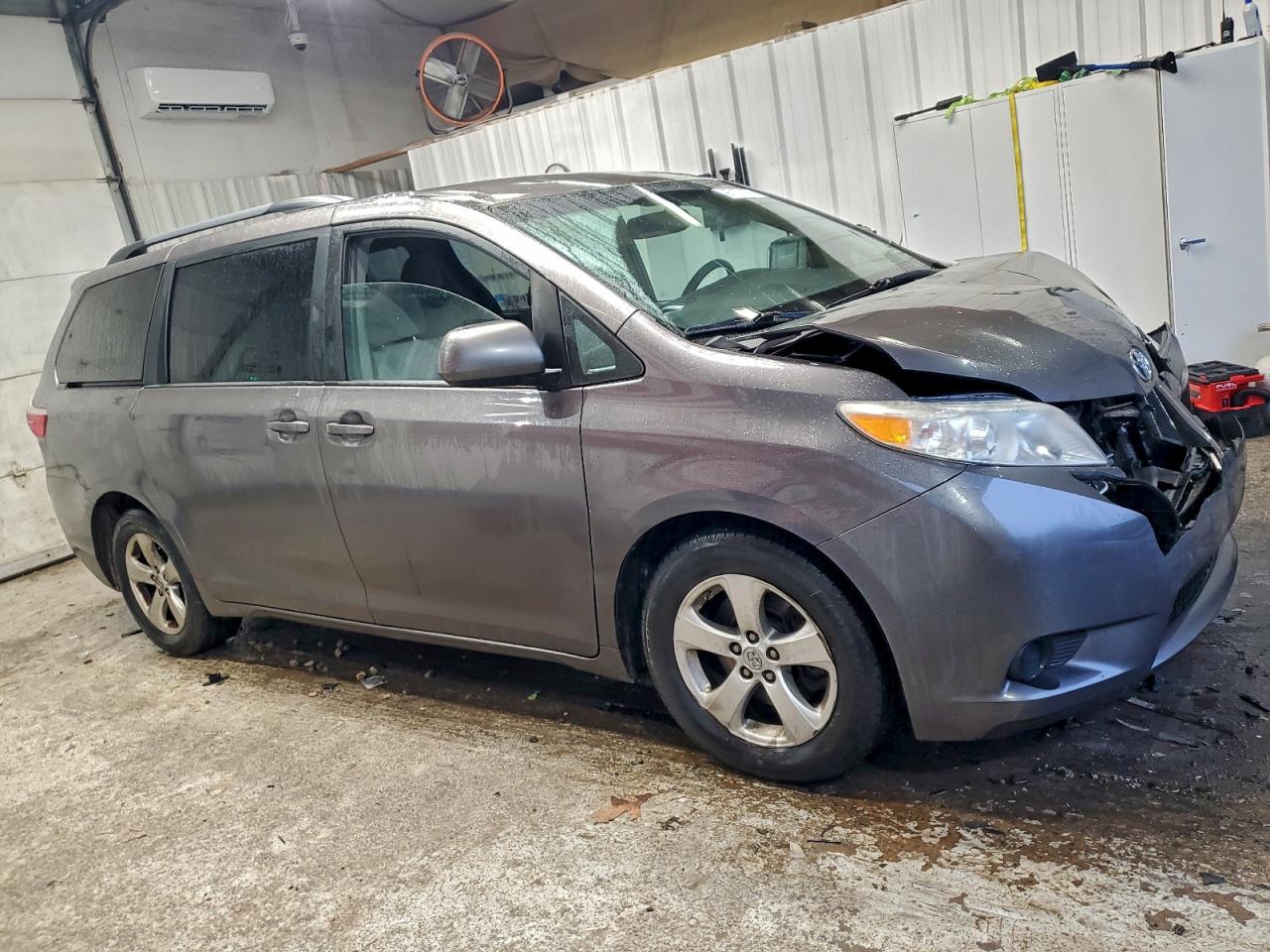 2017 TOYOTA SIENNA LE photo 4