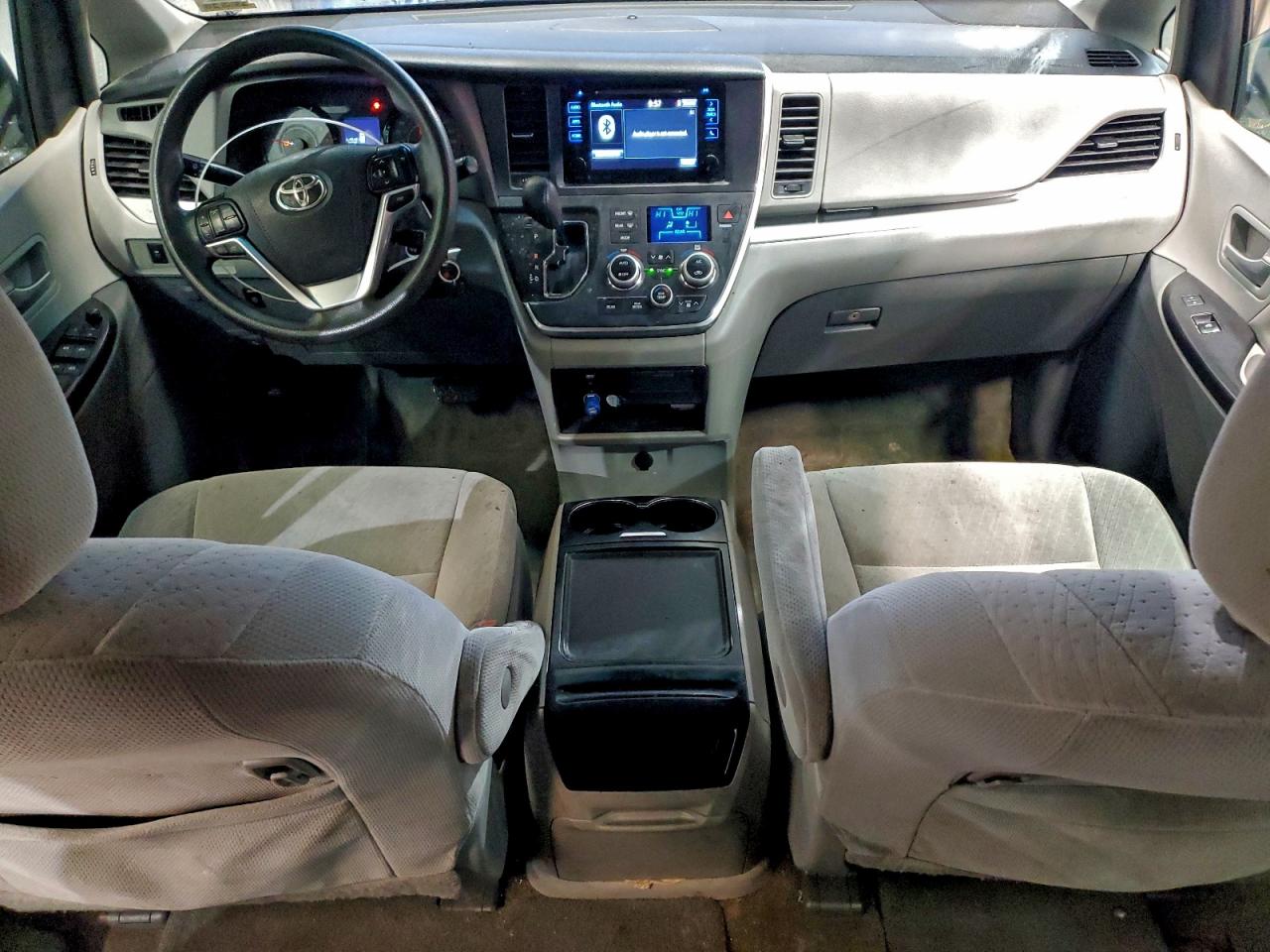 2017 TOYOTA SIENNA LE photo 8