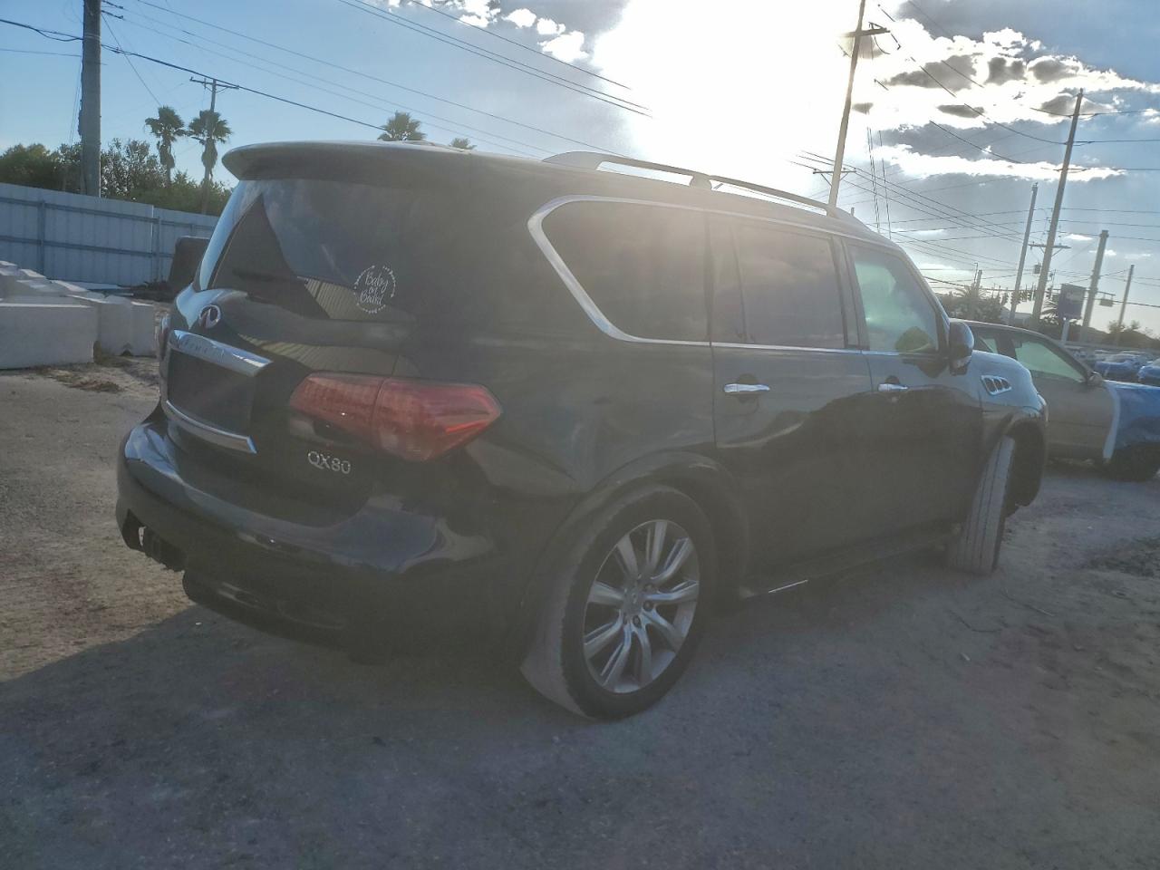 2011 INFINITI QX56 photo 3