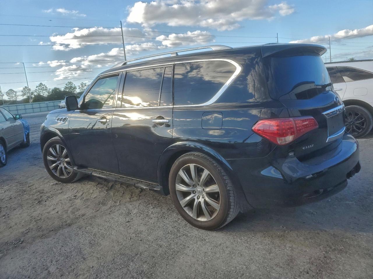 2011 INFINITI QX56 photo 2