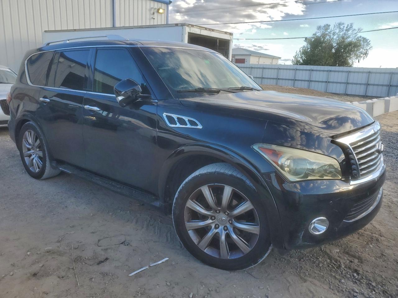2011 INFINITI QX56 photo 4