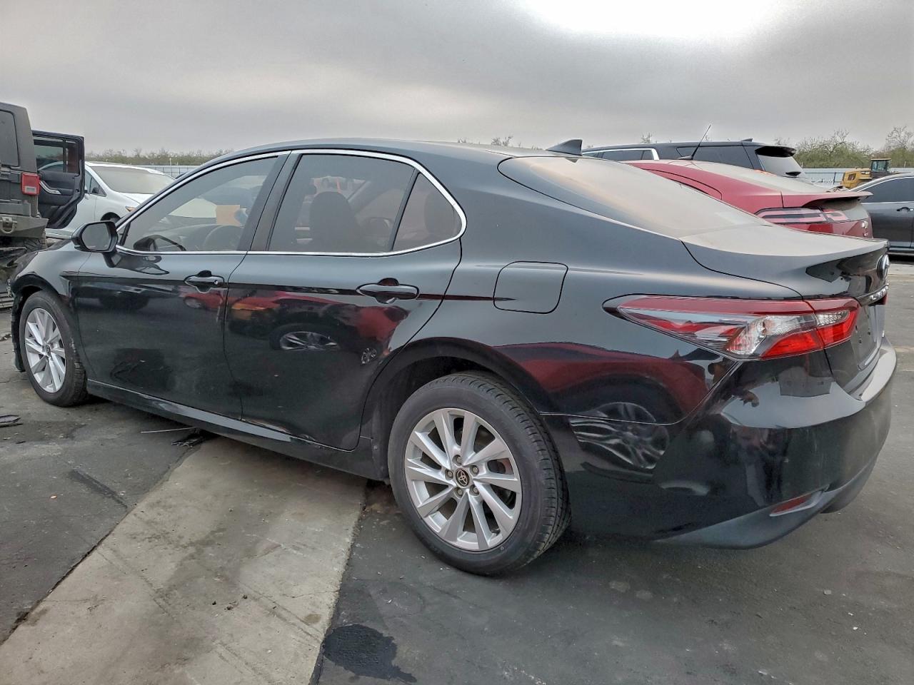 2021 TOYOTA CAMRY LE photo 3