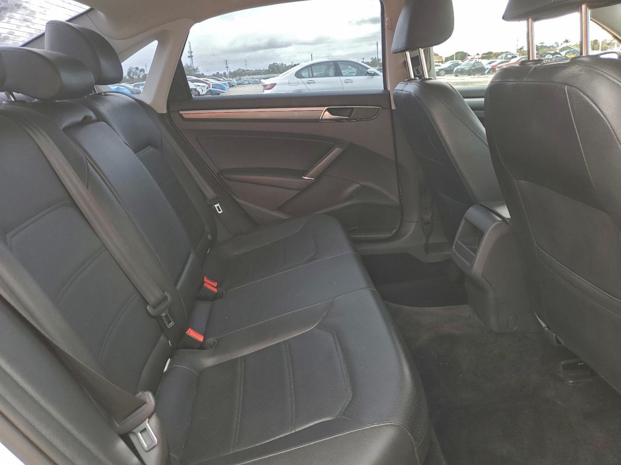 2018 VOLKSWAGEN PASSAT S photo 10