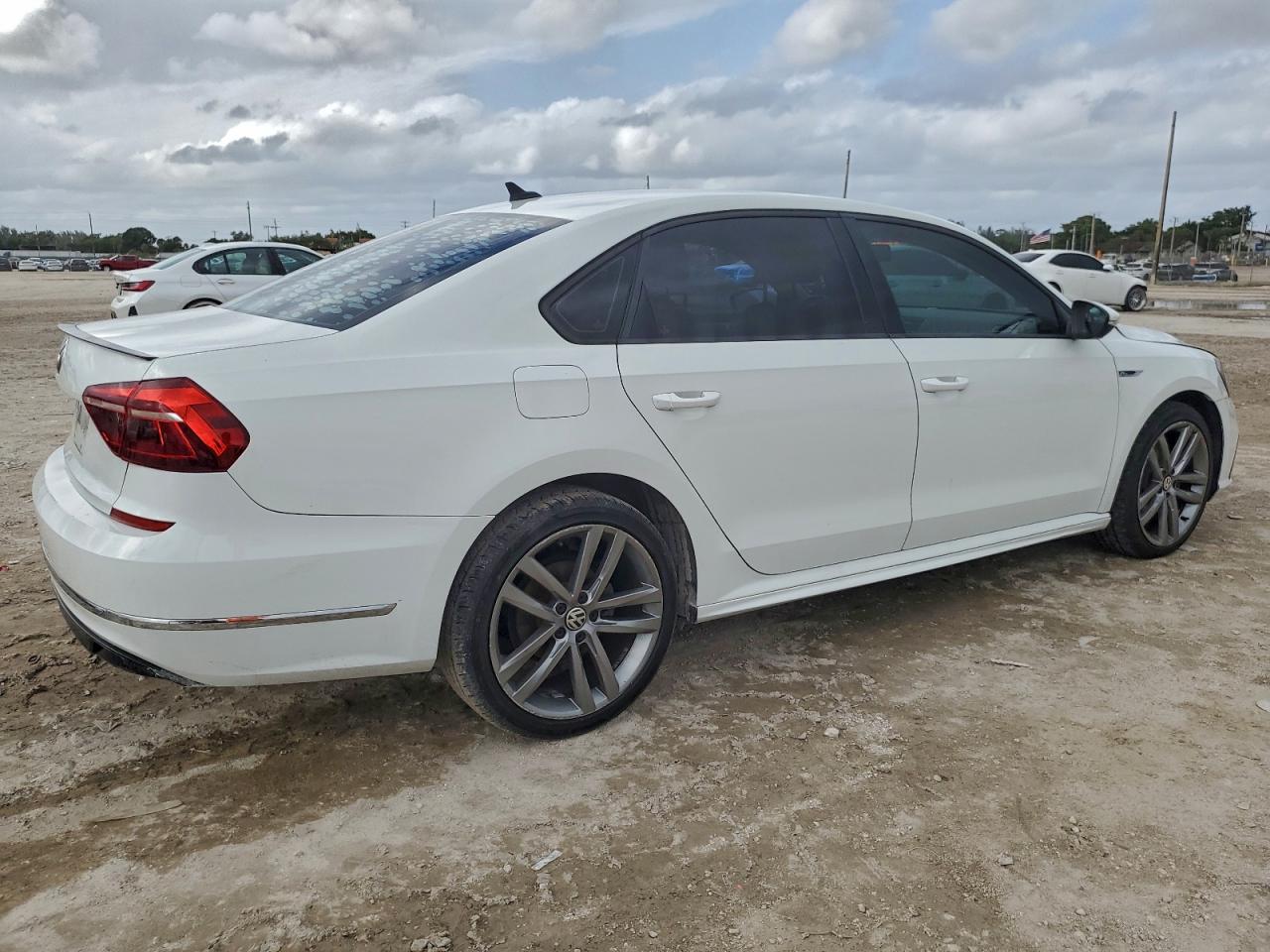 2018 VOLKSWAGEN PASSAT S photo 3
