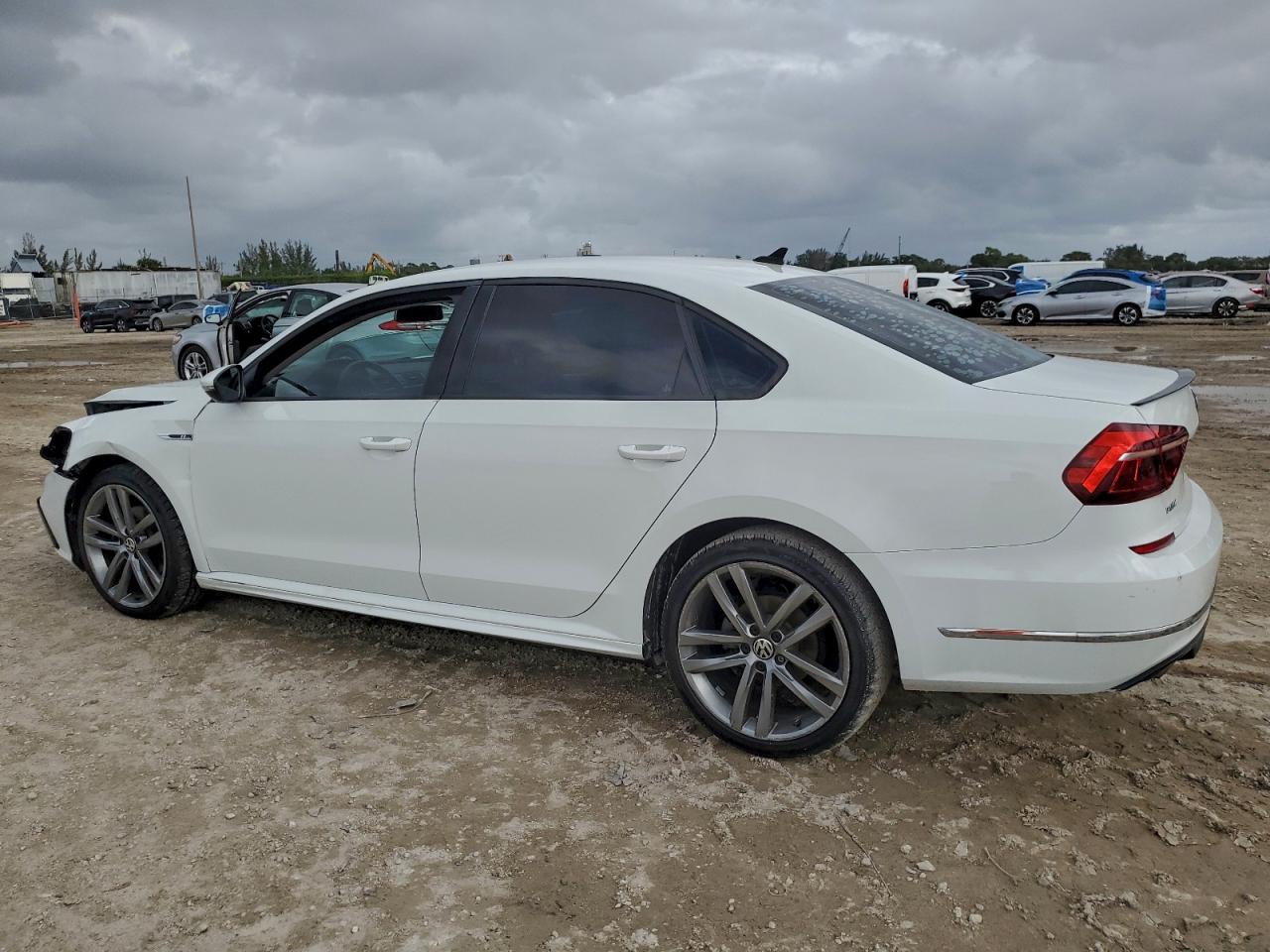 2018 VOLKSWAGEN PASSAT S photo 2