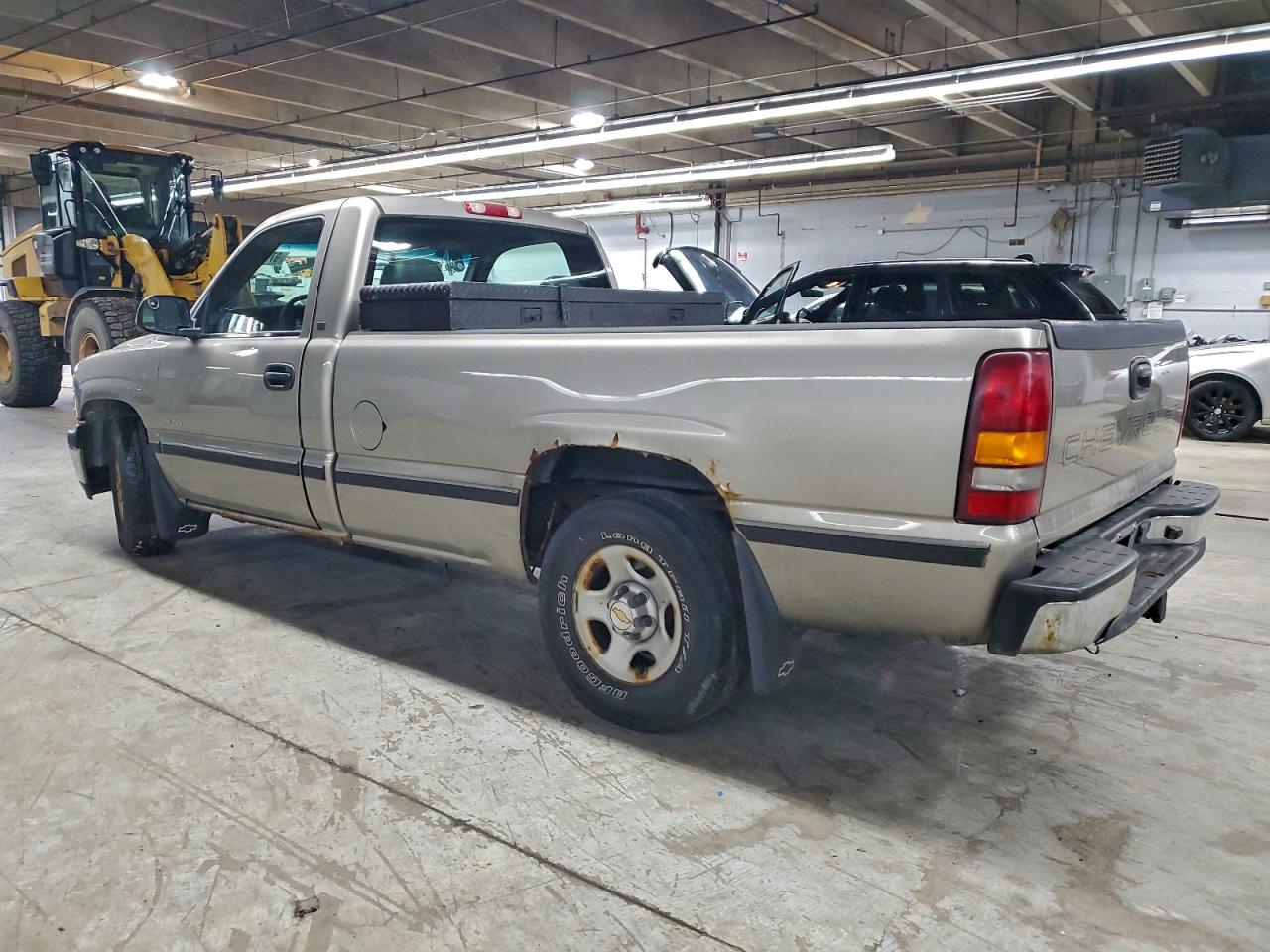 2002 CHEVROLET SILVERADO C1500 photo 2
