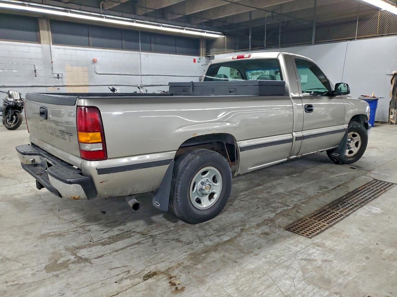 2002 CHEVROLET SILVERADO C1500 photo 3