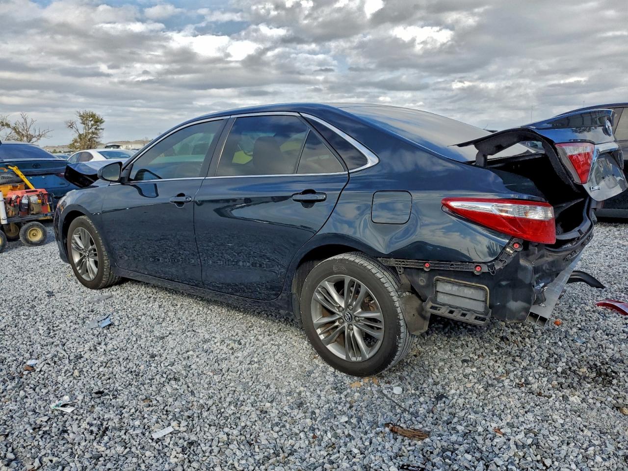 2017 TOYOTA CAMRY SE photo 2