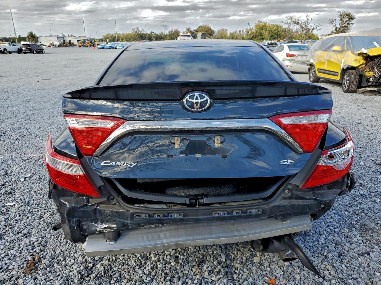 2017 TOYOTA CAMRY SE photo 6