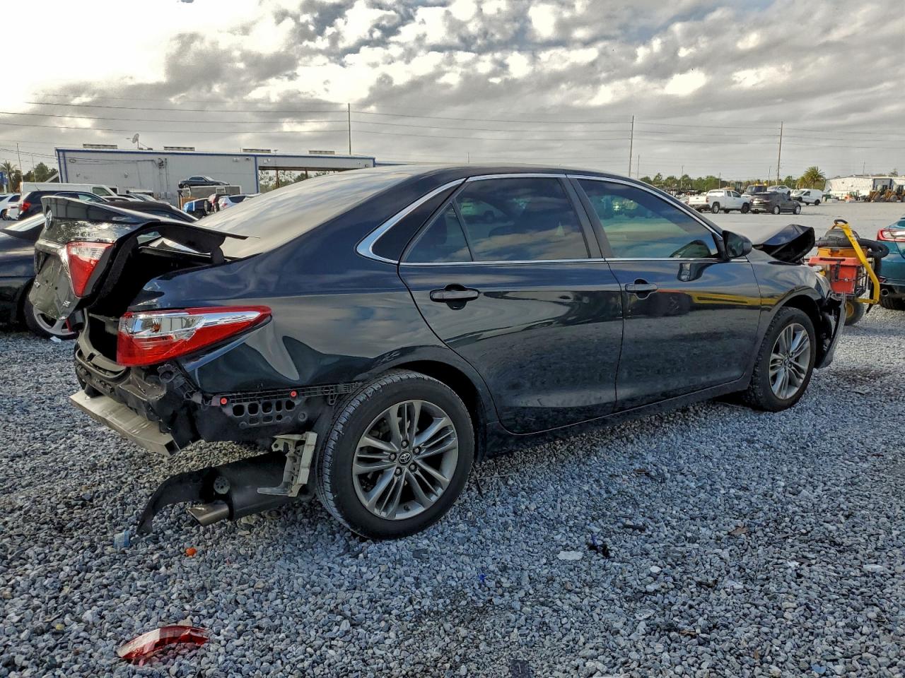 2017 TOYOTA CAMRY SE photo 3