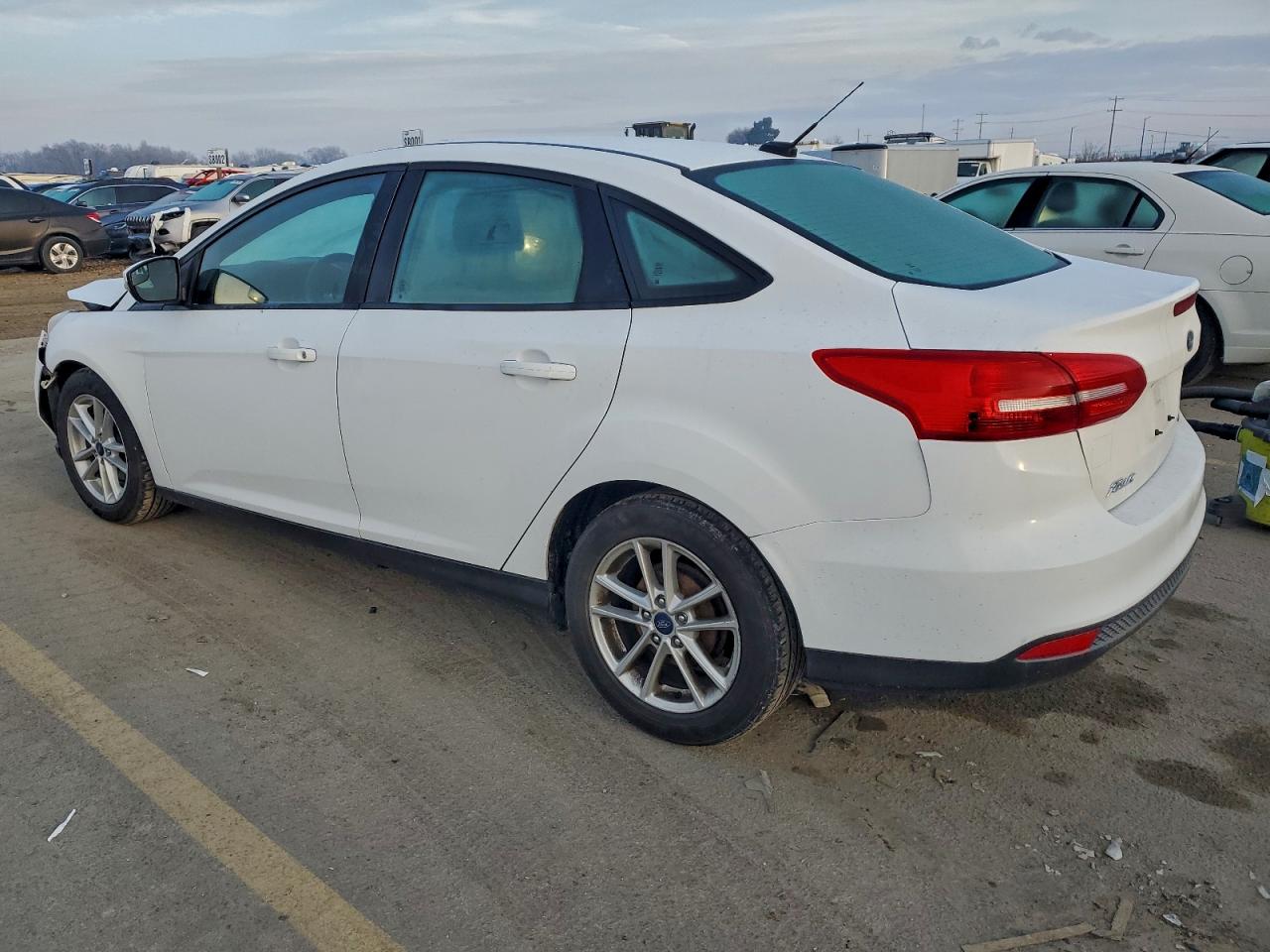 2017 FORD FOCUS SE photo 2