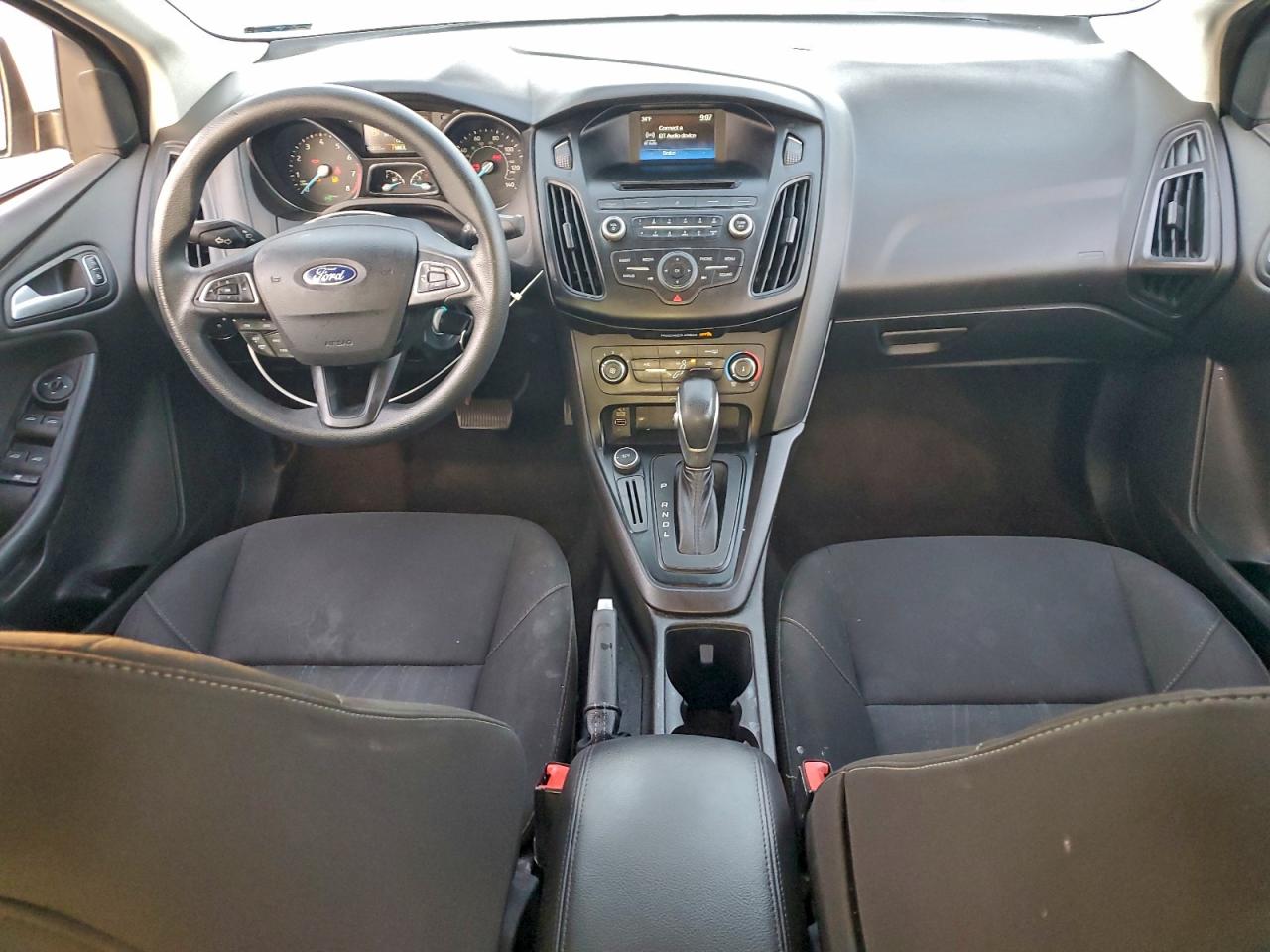 2017 FORD FOCUS SE photo 8
