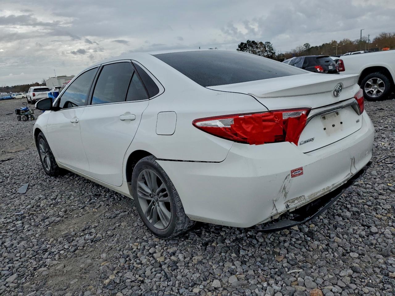 2017 TOYOTA CAMRY LE photo 2