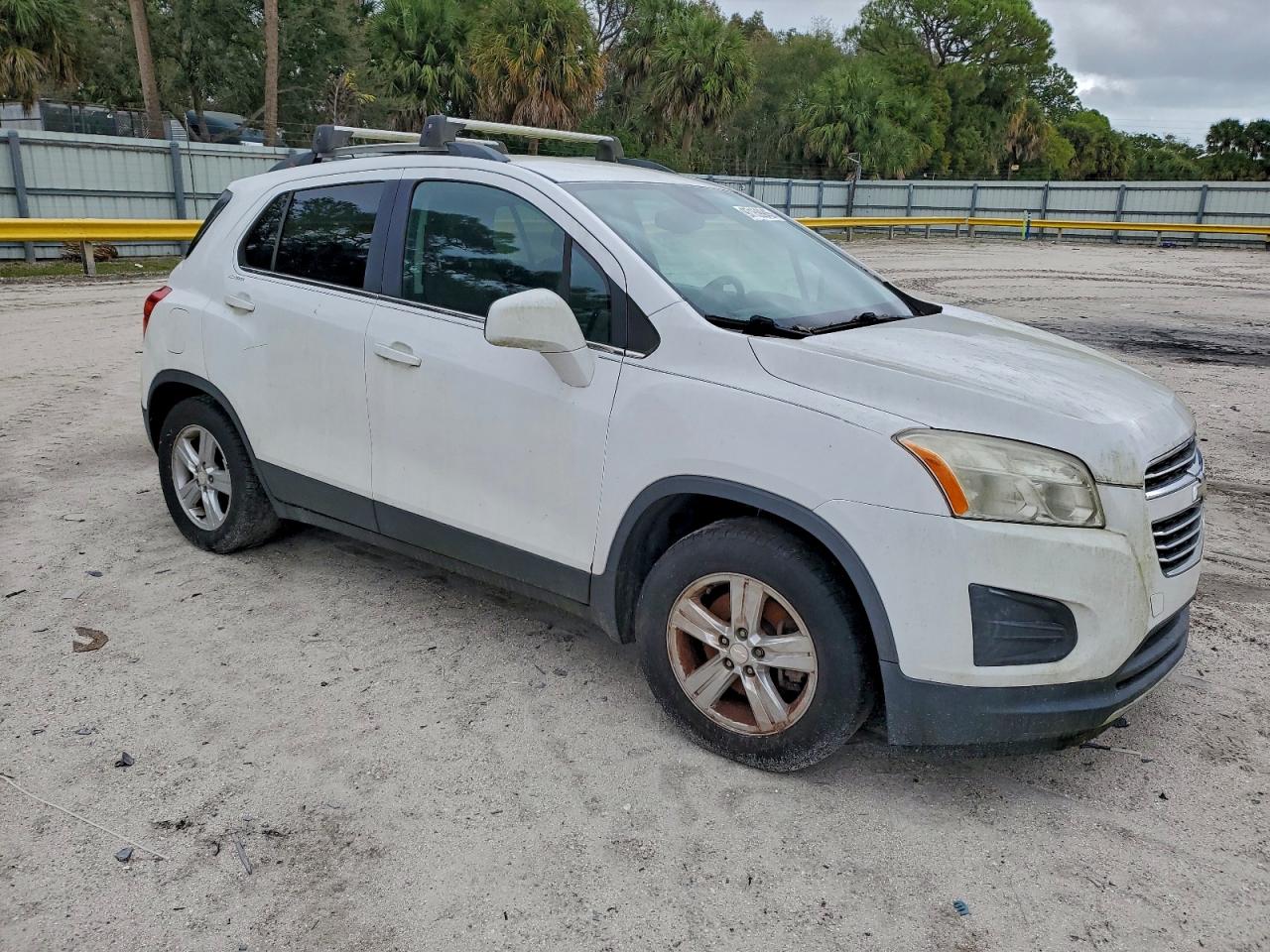 2015 CHEVROLET TRAX 1LT photo 4