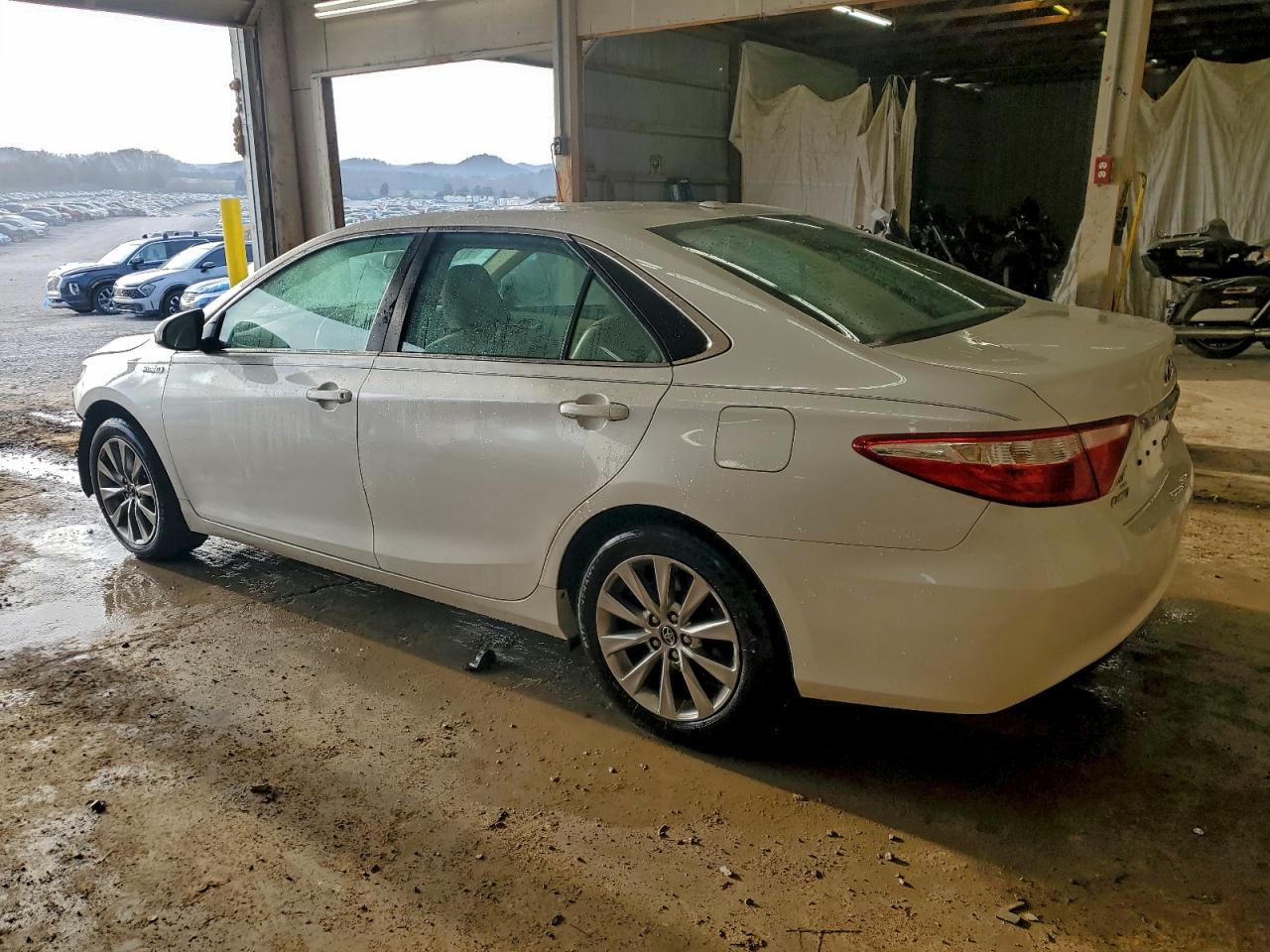 2017 TOYOTA CAMRY HYBRID photo 2