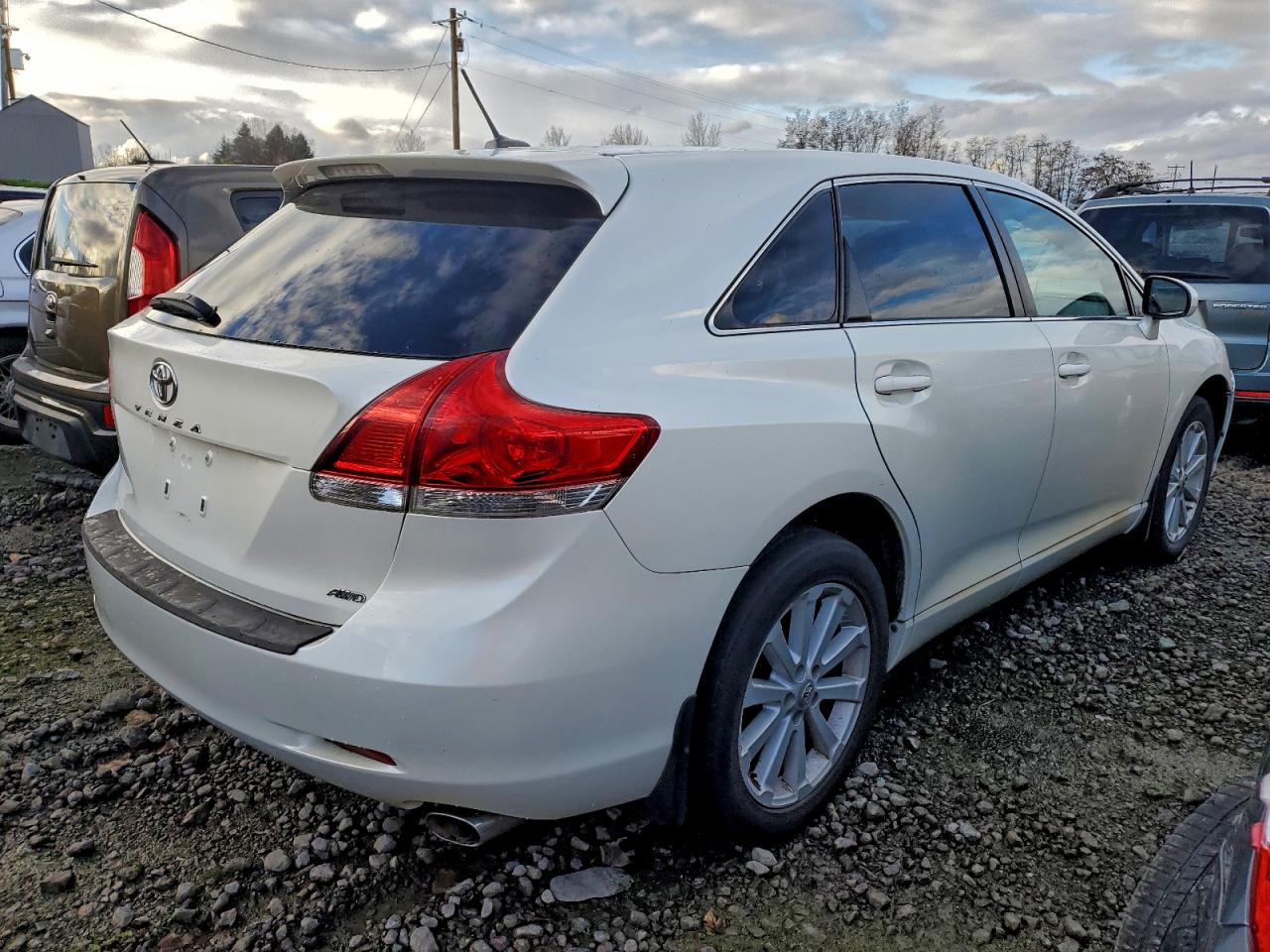 2010 TOYOTA VENZA photo 3